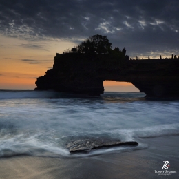 Pura Batu Bolong, salah satu destinasi wisata favorit di Bali. Sumber: dokumentasi pribadi