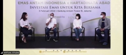      Dede Izudin, Chief of Marketing Emas ANTAM Indonesia  dan Sandra Sunanto, CEO PT Hartadinata Abadi Tbk (tengah)