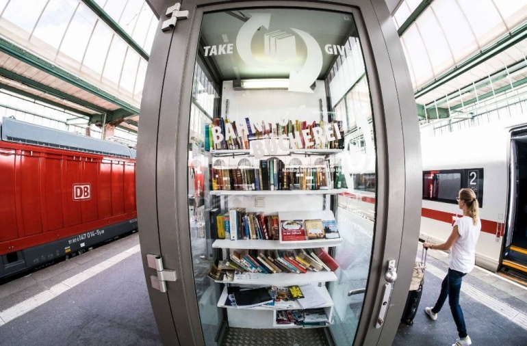 Rak buku publik di Stasiun kereta api pusat | Foto: Stuttgarter-Zeitung/MaxKovalenko
