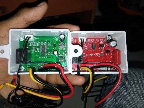 Perbedaan print PCB pada dua model termostat XH-W3002 (Sumber : Dokumen Pribadi) 