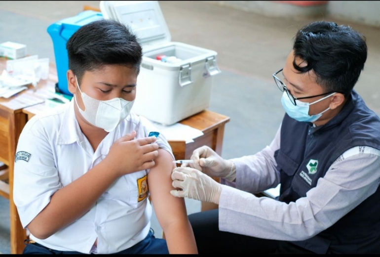 Pemberian vaksin di sekolah kami (sumber foto: dokumentasi pribadi)