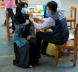 Salah satu guru sedang menerima vaksin booster (sumber foto: dokumentasi pribadi)