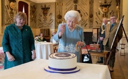 Ratu Elizabeth II memotong kue platinum jubilee (5/02/2022) / Foto:Joe Giddens/Getty Images