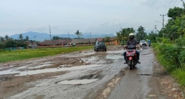 Jalan akses menuju kantor Kelurahan Panggung Rawi (foto dipublikasikan di Harian Banten Online)Jalan ajur mukmuk di sini memang sudah lama terjadi dan