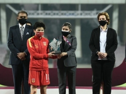 Foto pemain China, Wang Shansan saat menerima Tropi Pemain Terbaik Piala Asia Wanita 2022 (Sumber: The-AFC.com)
