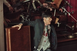 Karakter Su Hyeok ketika sedang menahan serangan zombie (source : Netflix)