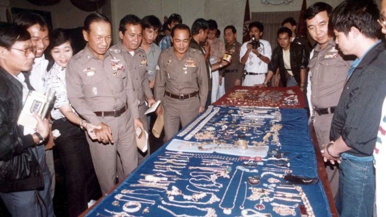 Polisi Thailand menunjukkan beberapa berlian yang ditemukan. Kriangkrai tampak di sebelah kanan foto | Foto diambil dari BBC