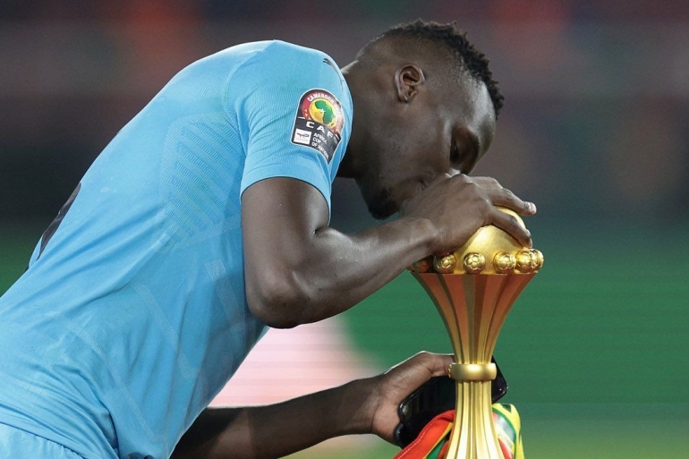 Kiper Senegal mencium trofi juara AFCON 2021.Foto:instagram @edou_mendy
