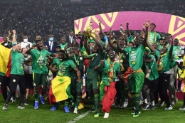 Skuat Senegal merayakan keberhasilan juara Piala Afrika 2021 yang diselenggarakan tahun 2022. Foto: CHARLY TRIBALLEAU dipublikasikan kompas.com
