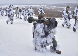Tentara Ukraina berlatih ATGM Javelin pada 28 Januari 2022 di sebuah lokasi di kawasan the Yavoriv military training. (AP Photo/Pavlo Palamarchuk) 