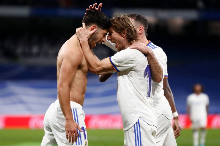 Pemain Real Madrid merayakan gol ke gawang Granada. (via realmadrid.com)