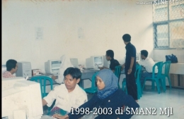 Ngajari siswa komputer. Foto pribadi 