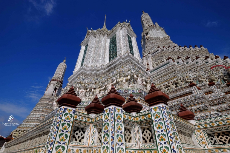 Wat Arun, salah satu objek wisata terkenal di Bangkok. Sumber: dokumentasi pribadi
