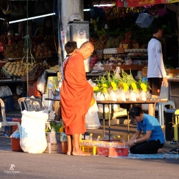 Seorang biksu di kota Bangkok. Sumber: dokumentasi pribadi