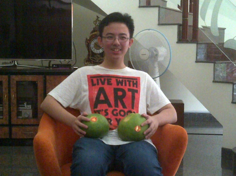 Datang berkunjung ke rumah kerabat, diajak berfoto dengan dua buah jeruk bali miliknya. Foto: dokpri