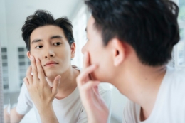 Ilustrasi pria merawat wajah.| Sumber: Shutterstock via Kompas.com