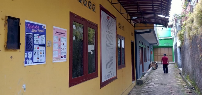 Poster infografis Omicron di simpang jalan RT 002/008 kelurahan Wonosobo Barat/dokpri