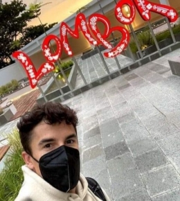 Pembalap Marc Marquez berpose saat tiba di Lonbok. Doc IG marcmarquez93