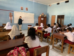 Mahasiswa sedang menjelaskankepada siswa-siswi SD Bangunsari Semarang cara menulis Cerpen (Dokpri)