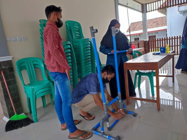 Praktik Pembuatan Tempat Sabun Sistem Injak Bersama Remaja Karang Taruna (Dokpri)