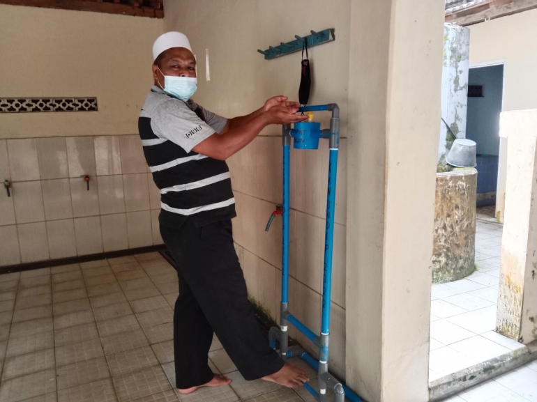 Percobaan Penggunaan Tempat Sabun Sistem Injak oleh Ketua Takmir Masjid Darussa’ada (Dokpri)