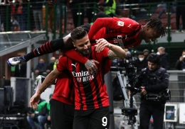 Pemain AC Milan merayakan gol ke gawang Lazio. (via sempremilan.com)