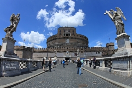 Mausoleum Hadrian yang lebih dikenal sebagai Castel Sant' Angelo- Roma. Sumber: dokumentasi pribadi
