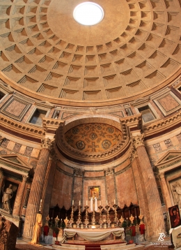 Kuil Pantheon yang dibangun kembali Kaisar Hadrian. Sumber: dokumentasi pribadi