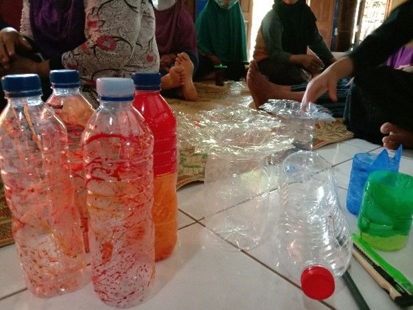 Mahasiswa KKN Tim 1 Undip Dan Ibu Rumah Tangga Mengubah Sampah Plastik ...