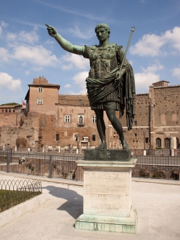 Patung Kaisar Augustus di Via dei Fori Imperiali- Rome. Sumber: Szilas / wikimedia