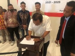Dokumentasi Proses9 Penandatanganan Berita Acara Pelantikan PENGKAB POBSI Pamekasan masa bakti 2021-2025 oleh PENGPROV POBSI Jawa Timur