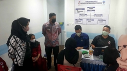 Camat Birimgkanaya, Benyamin B Turupadang, S.STP, M.Si didampingi Lurah Laikang saat meninjau pelaksanaan vaksinasi booster (Dokpri)