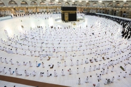 ilustrasi: Jamaah Muslim berdoa di sekitar Ka'bah di kompleks Masjidil Haram, tempat suci umat Islam, di kota suci Mekah di Arab Saudi pada 1 November 2020. (Foto: AFP via kompas.com)