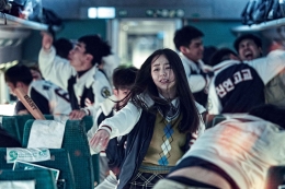 siswa yang mencoba menyelamatkan dari zombie dalam film Train To Busan (sumber: IMDb)