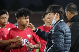 Pelatih timnas U23 Indonesia Shin Tae-yong memberikan arahan kepada pemain (DOK. PSSI) via Kompas.com