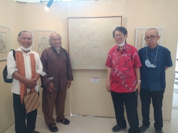 Dari kiri: Ocong Suroso ketua Panitia, Godod Sutejo, dr. Oei Hong Djin dan Hendro Purwoko, peserta pameran (Dok.Pri)