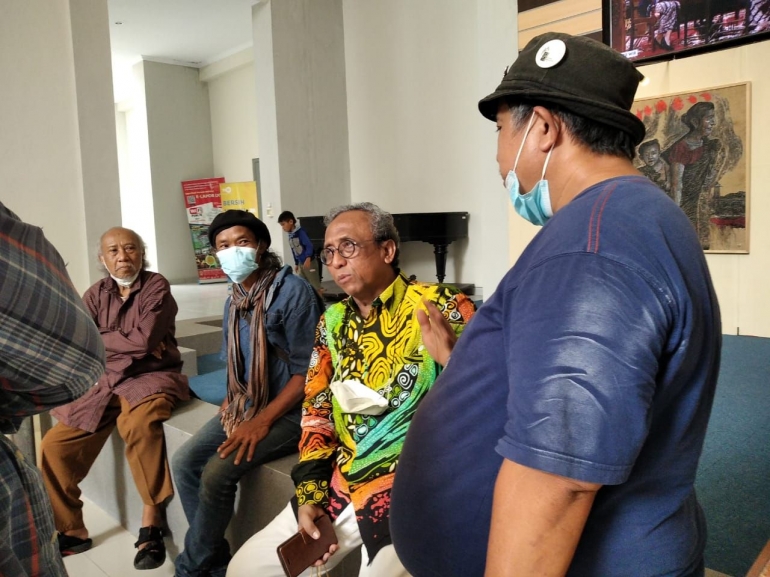 Hajar Pamadhi bersama Nanang Wijaya dan Godod Sutejo, para peserta pameran (Dok.Pri)