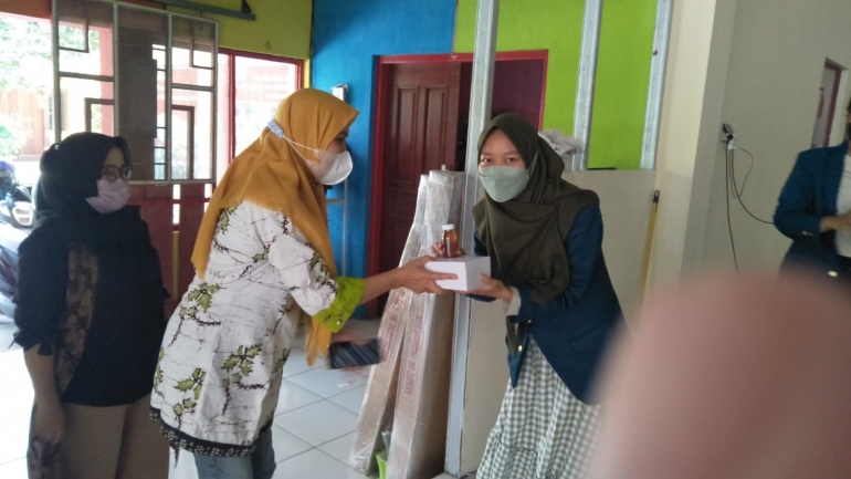 Pembagian masker dan minuman herbal penambah imun kepada masyarakat