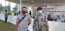 Penulis (kanan) saat menyaksikan simulasi pemungutan suara di Pemalang, Jawa Tengah. Dok pri