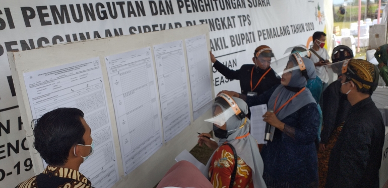 Simulasi penggunaan aplikasi Sirekap di tempat pemungutan suara. Dok pri