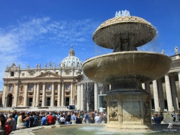Air Mancur Maderno di Piazza San Pietro- Vatikan. Sumber: dokumentasi pribadi