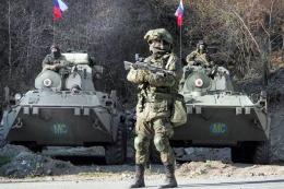 Pasukan perang Rusia dan tank-tank di perbatasan Ukraina timur.Reuters