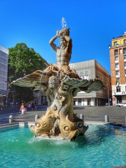 Air Mancur Triton di Piazza Barberini-Roma. Sumber: Trdinfl / wikimedia