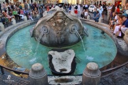 Air Mancur Barcaccia di Piazza di Spagna yang dipadati turis mancanegara. Sumber: dokumentasi pribadi