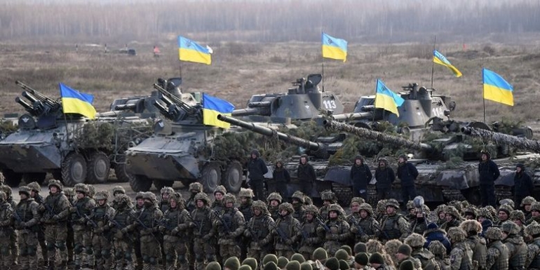 Latihan Perang Personel Militer Ukraina (Sumber Gambar internasional.kompas.com)