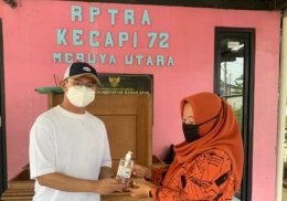Foto penyerahan hand sanitizer di RPTRA kecapi 72 Meruya Utara
