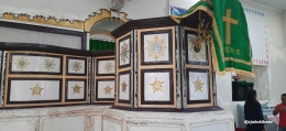 Mimbar gereja dengan detail ornament geometris *Dokumentasi Pribadi