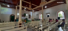 Interior gereja yang bersih setelah renovasi dengan cat dan lantai yang baru *Dokumentasi Pribadi