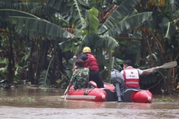 Relawan PMI Provinsi Banten Saat akan melakukan evakuasi korban banjir. /Dok. PMI Provinsi Banten/ via kabarbanten.pikiran-rakyat.com