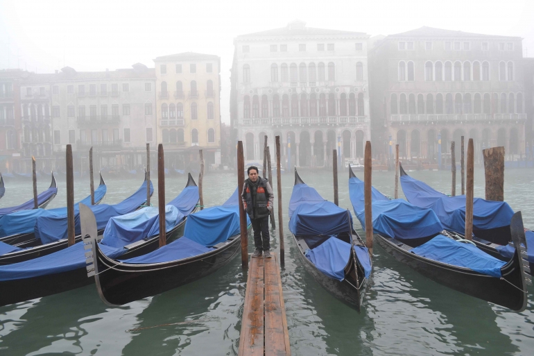 Berdiri sejenak di dermaga perahu gondola saat pagi masih berkabut | Foto dok pribadi